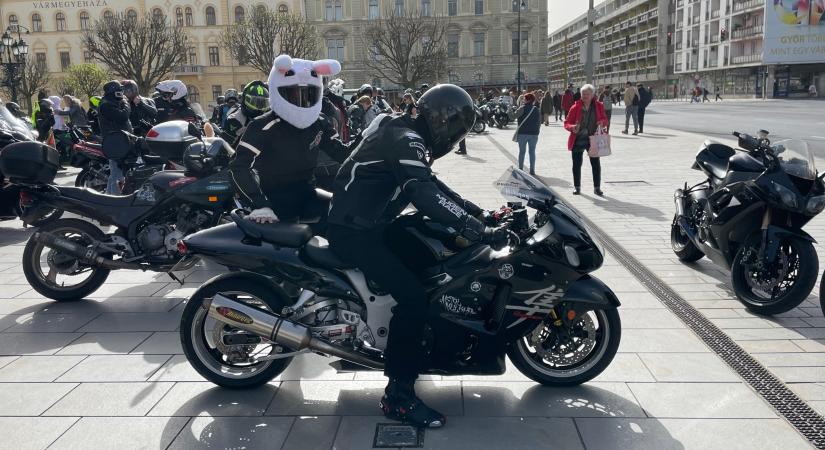 Motorok, nyuszifülek és csokik: különleges gurulás lesz Győrben