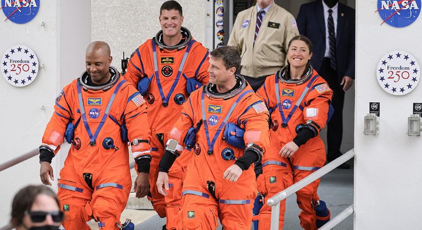 Parkolópályára állították a Hold felé tartó űrhajósokat