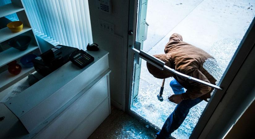 Fia rúgta be a falat, az anyja figyelt: milliókat érő zsákmánnyal távozott a „családi” betörőbanda