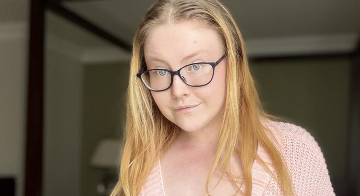 Hihetetlen, de igaz, a hatalmas mellmérete miatt tiltották le az Instagramon