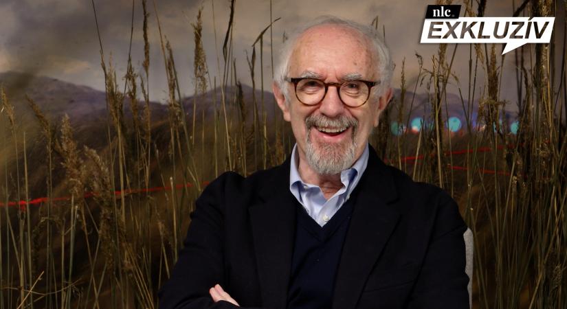 „Saját szememmel láthattam, ahogy változik Magyarország” – Sir Jonathan Pryce-szal beszélgettünk