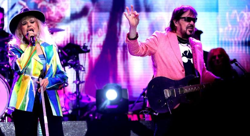 Csak az igazi rajongók találják el mind a 10-et! Emlékszel a retró slágerek dalszövegeire?