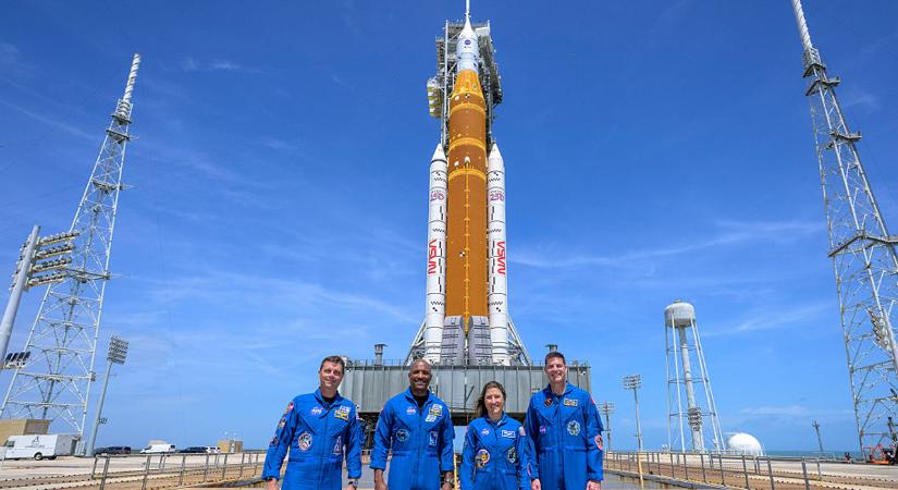 54 év után újra elindult az ember a Hold felé