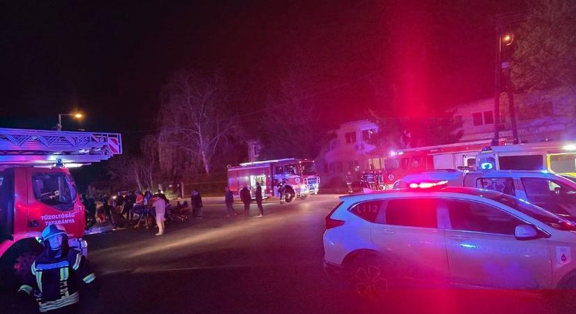 Tűz ütött ki a tatabányai idősek otthonában, a terepjárósok is segítettek a mentésben