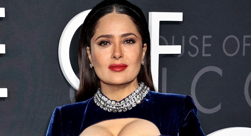Salma Hayek fürdőruhás képétől fölrobbant az internet! Ilyen bombanő 59 évesen is a színésznő (Fotók!)