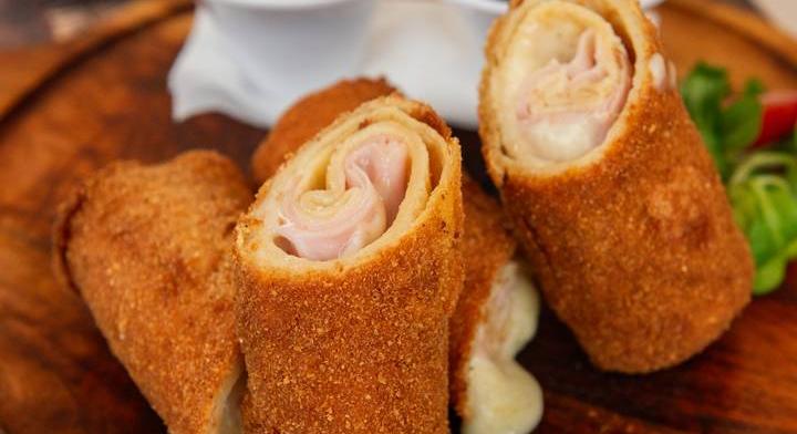 Rántott palacsinta sonkával és sajttal töltve: ellenállhatatlan finomság