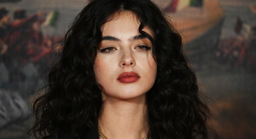 Címlapon Monica Bellucci gyönyörű lánya: a 21 éves Devára édesanyja a legbüszkébb