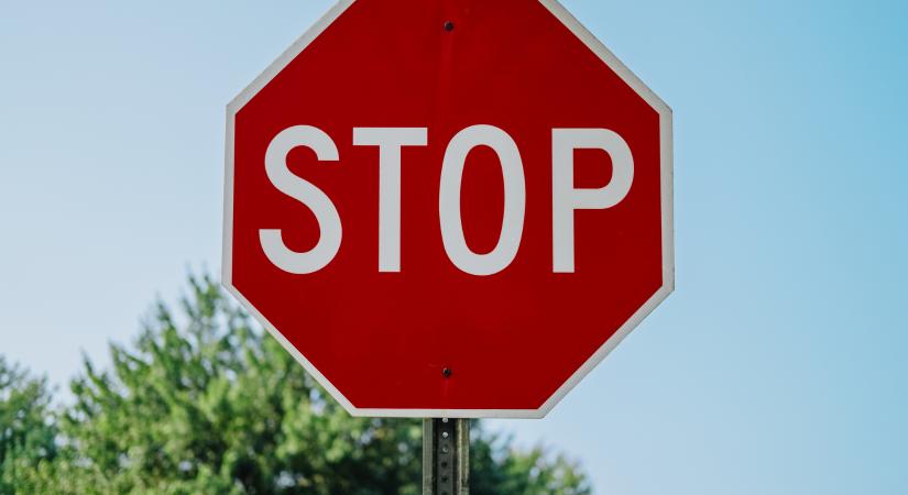 Eddig ismeretlen KRESZ-táblák jelennek meg hazánkban: erre figyelmeztetnek