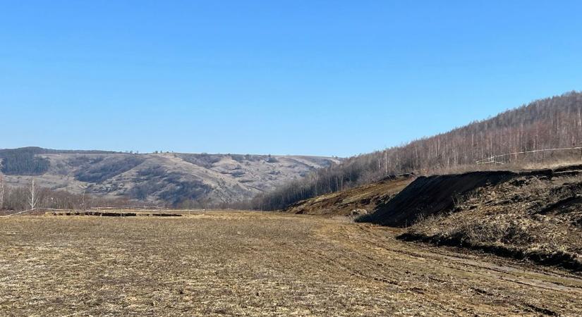 Védett területen kezdtek repülőtér-építésbe Hargita megyében – Bírság és feljelentés lett a vége