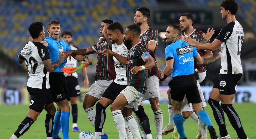 Piros lapot ért a focistának, hogy a péniszét markolászva mutogatott ellenfelének