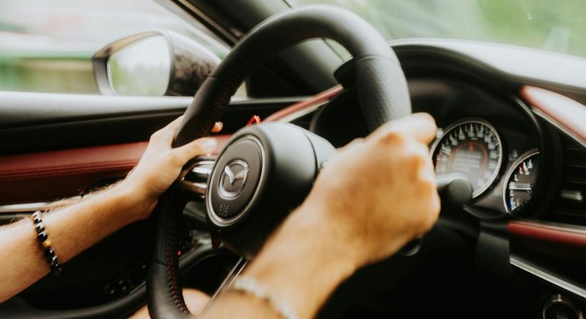 Megcsúszott a kanyarban és karambolozott a vasi sofőr