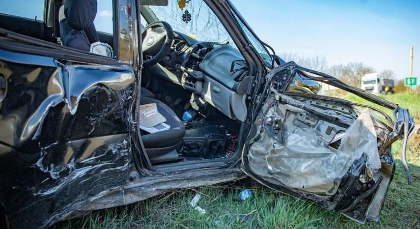 Kamionnal ütközött egy autós Biharkeresztesnél, megrázó fotók a halálos baleset helyszínéről! - videóval!