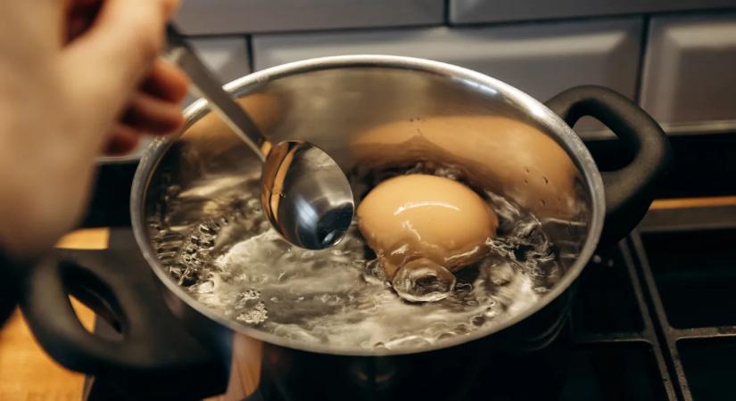Így főzz tojást, hogy ne repedjen meg