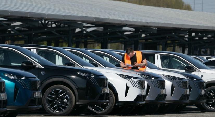 Tűzveszély miatt akár 700 ezer autót hív vissza a Stellantis