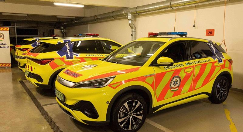 Új elektromos mentőautókat állított szolgálatba az OMSZ