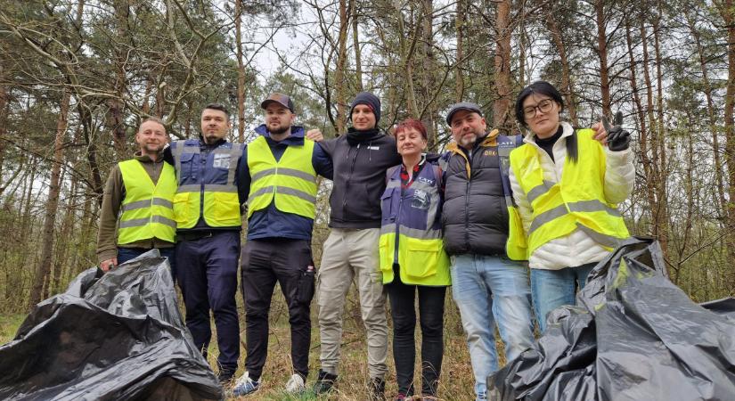 Szemetet szedtek a CATL munkatársai Debrecen környékén