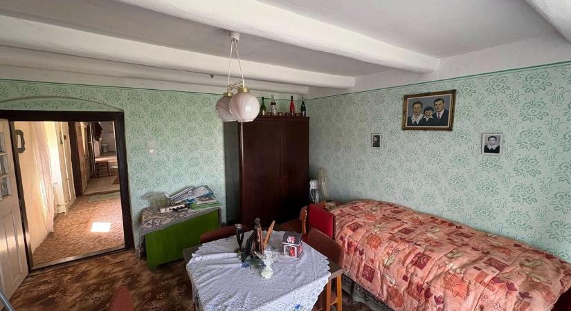 Ezt ittátok, anyukám? Bontatlan, régen látott italokba botlott az ingatlanszakértő egy elhagyatott balatoni házban