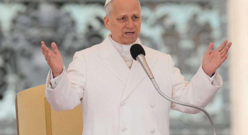 XIV. Leó pápa első húsvétján paptársainak mossa meg a lábát