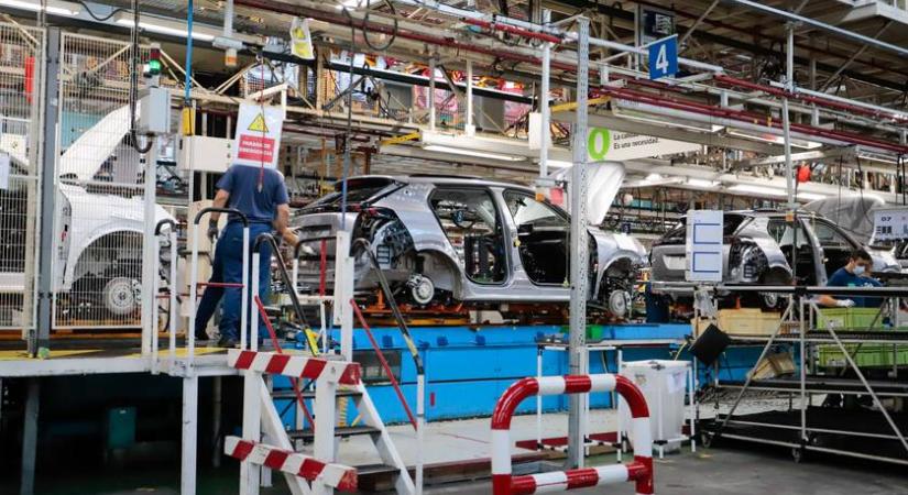 Több mint 700 ezer autót kellett visszahívni világszerte: tűzveszélyesek lehetnek