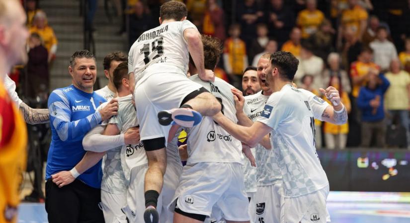 Foghatja a fejét a kézilabdacsapat, miután a Bajnokok Ligájában az utolsó percben kapott három gólt