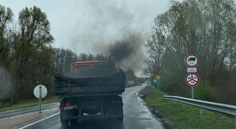 Mérgező gázokat okádva gázolt át a városon a zalai „füstszörny” – ez már környezetszennyezés a javából!