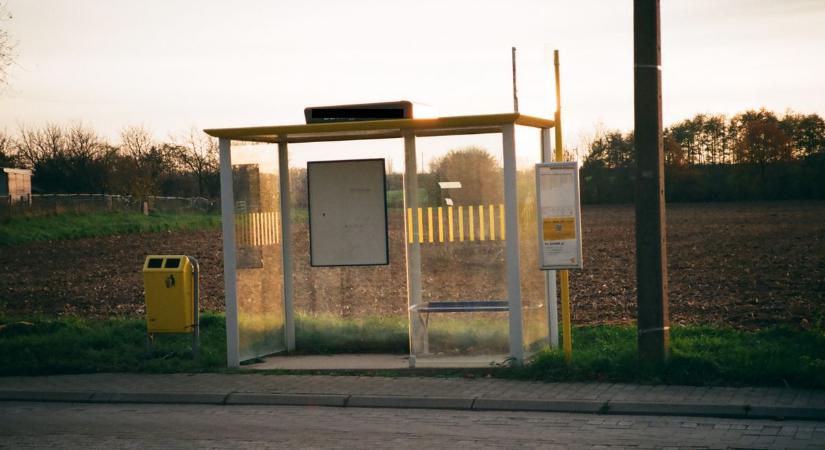 Újabb fejlesztések Perkátán: korszerű buszvárók várják hamarosan a helyi utasokat