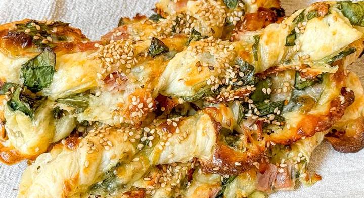 Egyszerű, ropogós medvehagymás csavart: leveles tészta az alapja