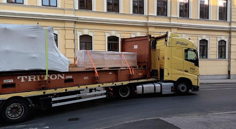 Külföldi rendszám, letakart szállítmány: rejtélyes kamionkonvoj jelent meg váratlanul a belvárosban