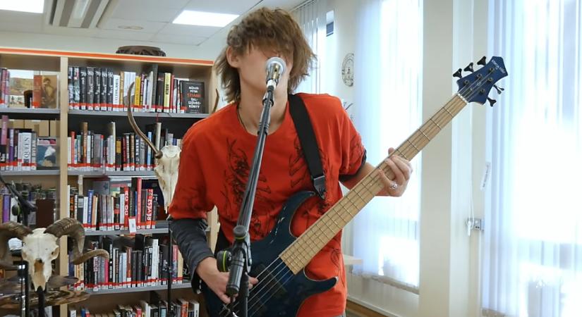 Könyvtárban járt a debreceni metálcsapat – videóval