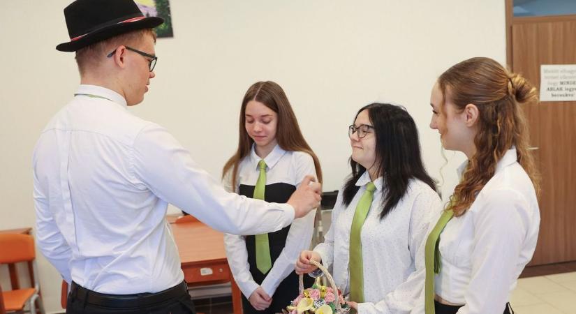 Mórahalmon már szerdán locsolkodtak a diákok: így készülnek a húsvétra a fiatalok