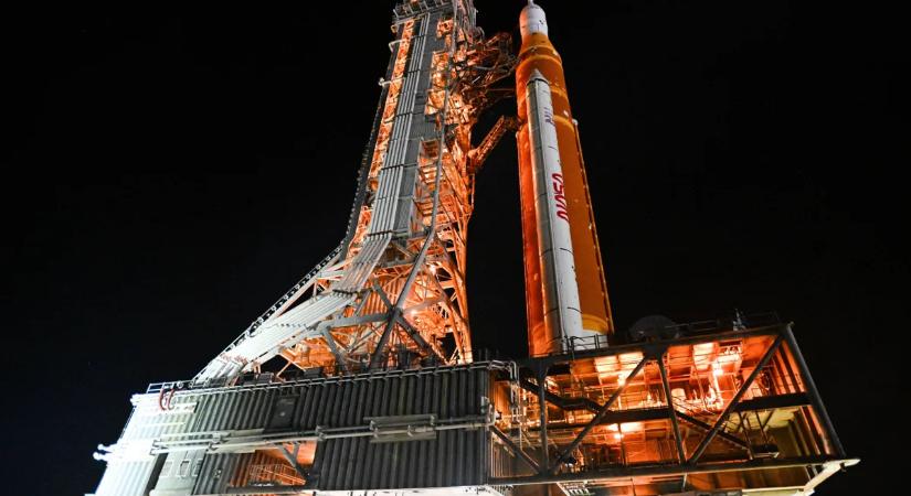 Elképesztő felvétel, így látták az utasok egy repülőről az Artemis II kilövését