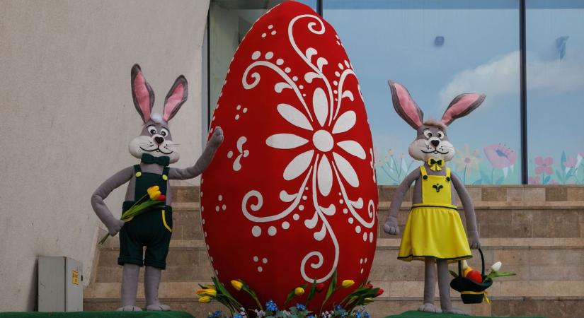 Húsvéti díszbe öltözött Nyírbátor főtere