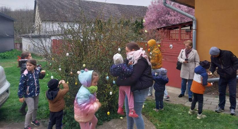 Óvodás kezek varázsoltak igazi csodát a kis falu főterére – nézze meg, mit alkottak az apróságok!