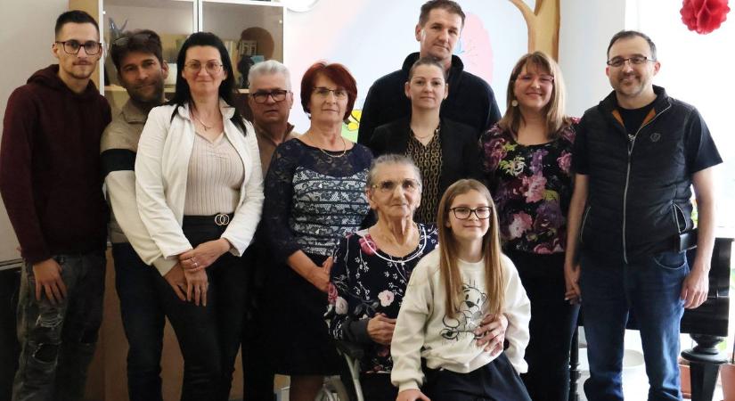 Gyermekei mellett tizennyolc unokája és kilenc dédunokája is köszöntötte Gizi nénit (fotók)