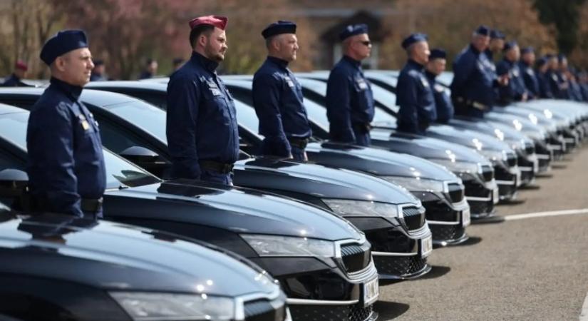 Álcázott Octaviák és felmatricázott Suzukik? Mutatjuk a több száz új rendőrautót!