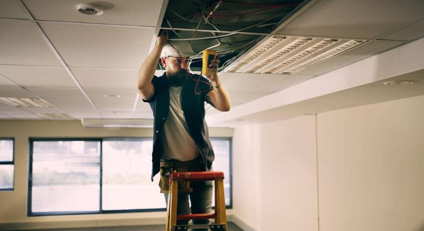 Szakmunkás bizonyítványt kaphatott egy tériszonyos villanyszerelő - súlyos problémák vannak a szakképzésben