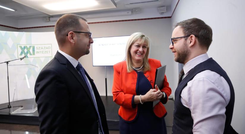 A Fidesz előnyét és négypárti parlamentet vizionál a kormánypárti XXI. Század Intézet