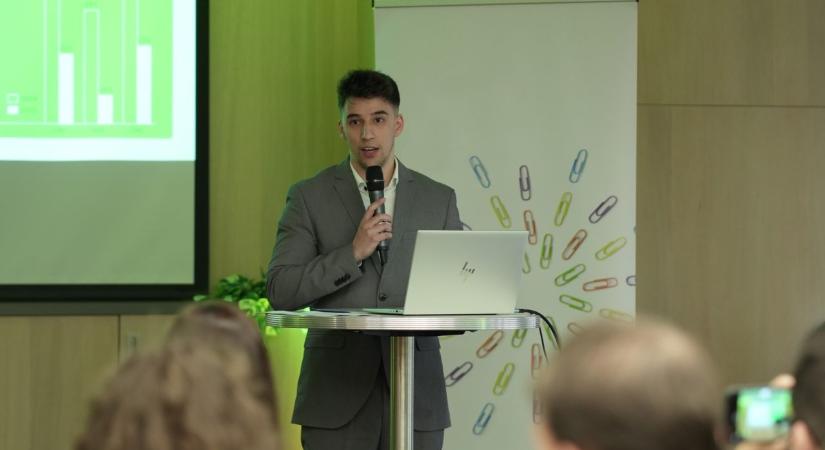 Illik-e dohányozni egy online megbeszélésen?