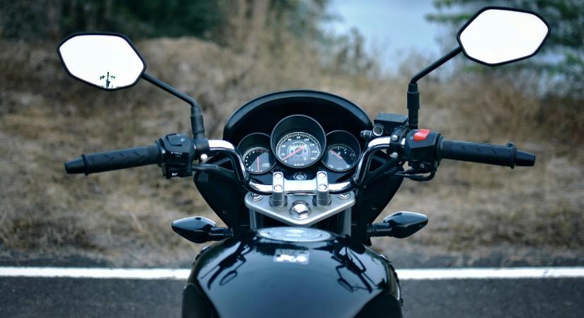 Nagyon nem akart megállni a motoros a rendőröknek, nem véletlenül – videó