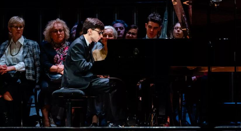 Berúgta az ajtót Boros Misi koncertje a Zeneakadémián