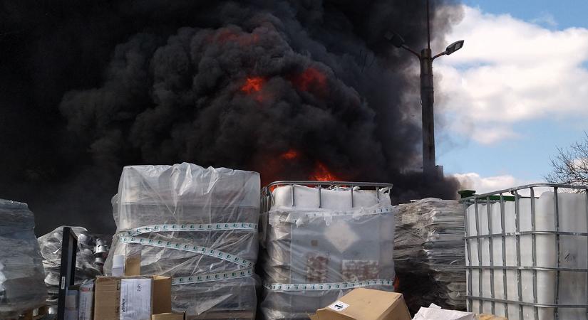 Hatalmas fekete füsttel égett a hulladék Mezőkovácsházán