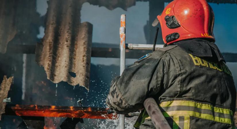 Idősek otthona kapott lángra, 30 sérülthöz érkeztek ki a hatóságok