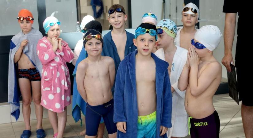 Tizenegy év után tért vissza a nyuszi a kaposvári uszodába