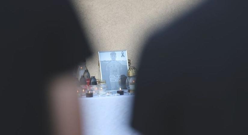 Egy mosoly, ami örökre hiányozni fog – emléktornával búcsúznak Kiss Mátétól