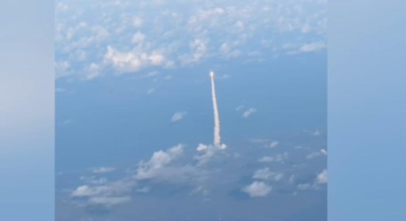 A NASA felvétele is elképesztő, de páran egy utasszállítóból nézhették az Artemis II indítását – videó