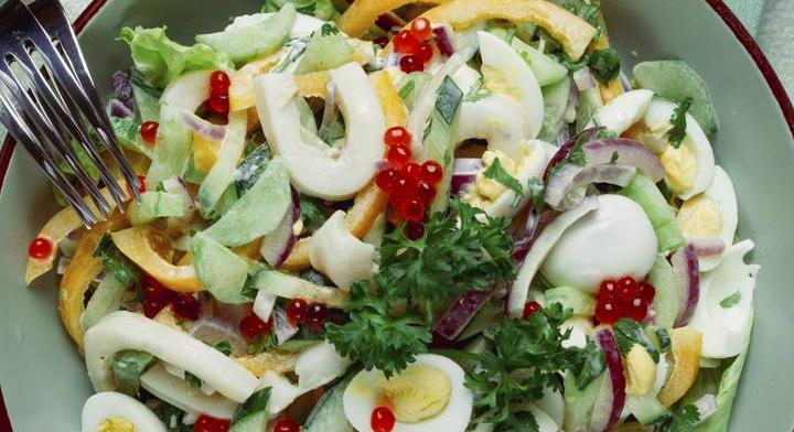 Friss, tavaszi saláta főtt tojással: hidegtálra is tökéletes