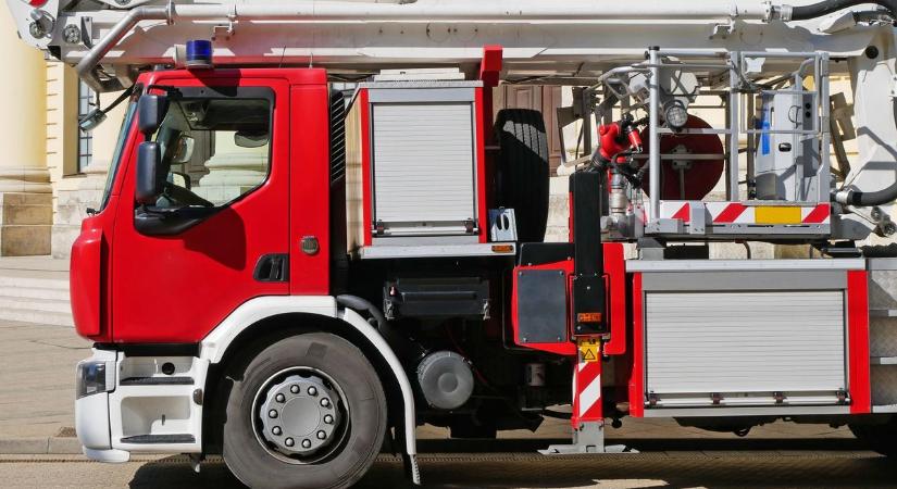 Úttesten fekvő pótkerékre hajtott a sofőr az autópályán