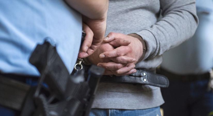 Ember az ilyen? Ezért verte félholtra ismerősét egy férfi, még az autóját is felgyújtotta!