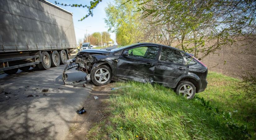 Helyszíni fotókkal és videóval! Baleset Hajdú-Biharban, kamion és autók ütköztek, mentőt is riasztottak!