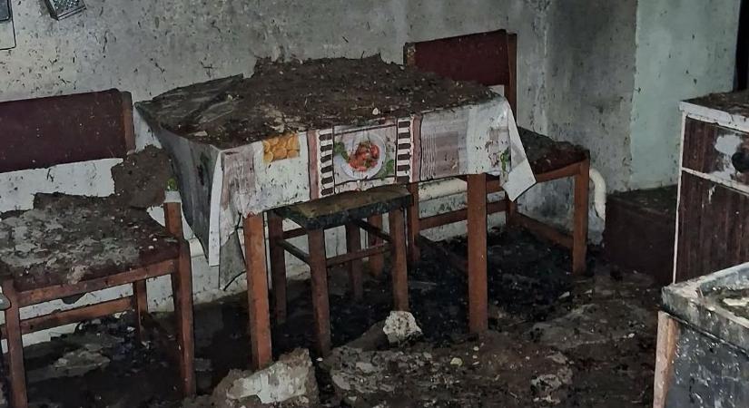 Lángba borult egy ház Tiszasülyön, a tűzoltókat is meglepte a szomszédok hősiessége – galériával